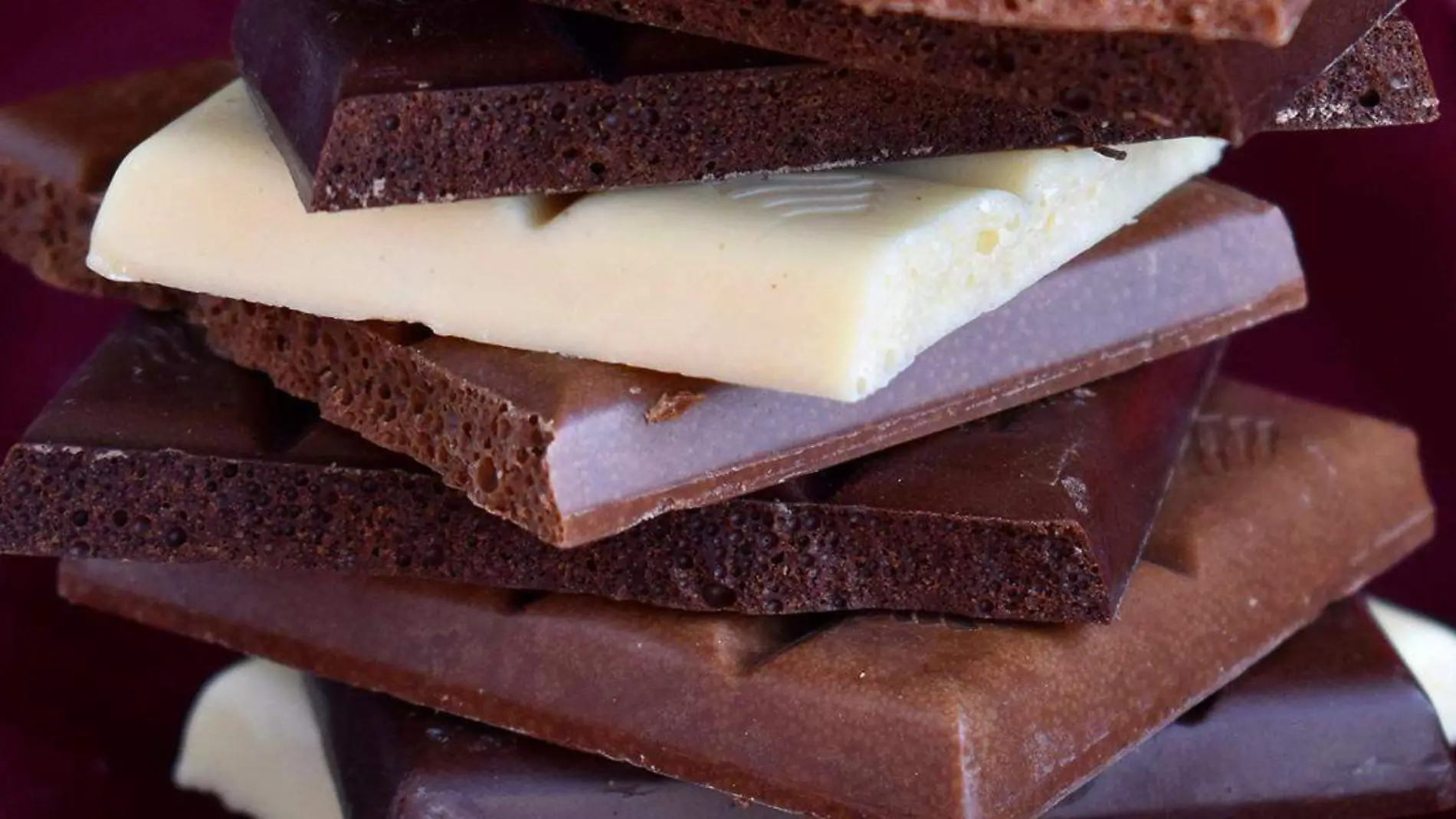 Si eres de los que entra en conflicto al decidir si degustar un chocolate negro o chocolate blanco, esta incógnita podría llegar a su fin